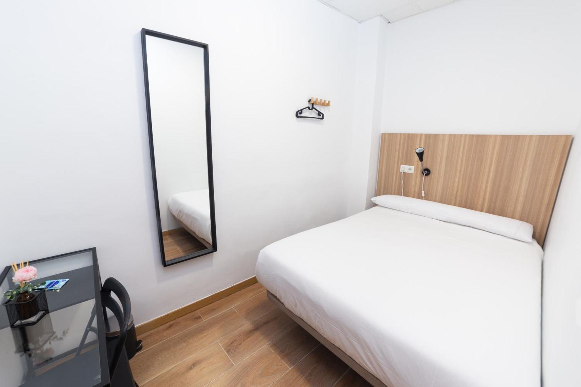 Hostal Siesta & Go Nuevos Ministerios Madrid Eksteriør billede